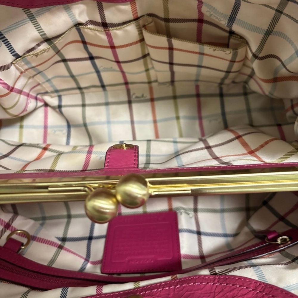 Coach Ergo - Barbie / Punk Pink Patent Leather With Kiss Lock (Circa 2008). - Picture 3 of 5